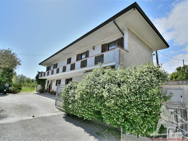 Casale nella campagna di Pietrasanta