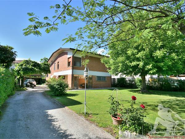 Villa with four bedrooms and three bathrooms