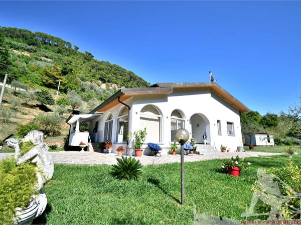 Villetta indipendente con 5 camere e 4 bagni