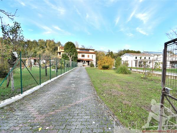 Villetta affiancata con tre camere e tre bagni